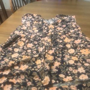 Old Navy summer dress with ruffle sleeve in XXL. Colors are black and peach.